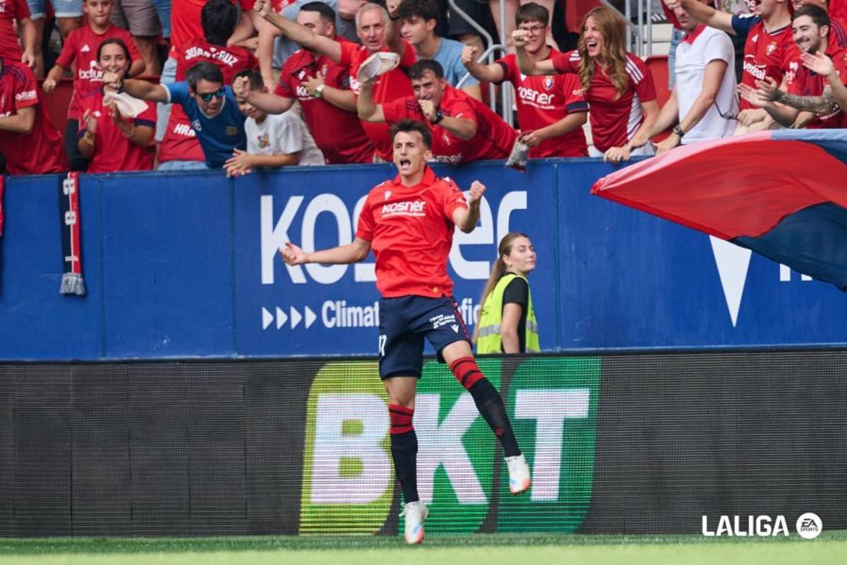 El croata Budimir celebra el gol que le hizo al Valencia en la jornada de Liga en El Sadar