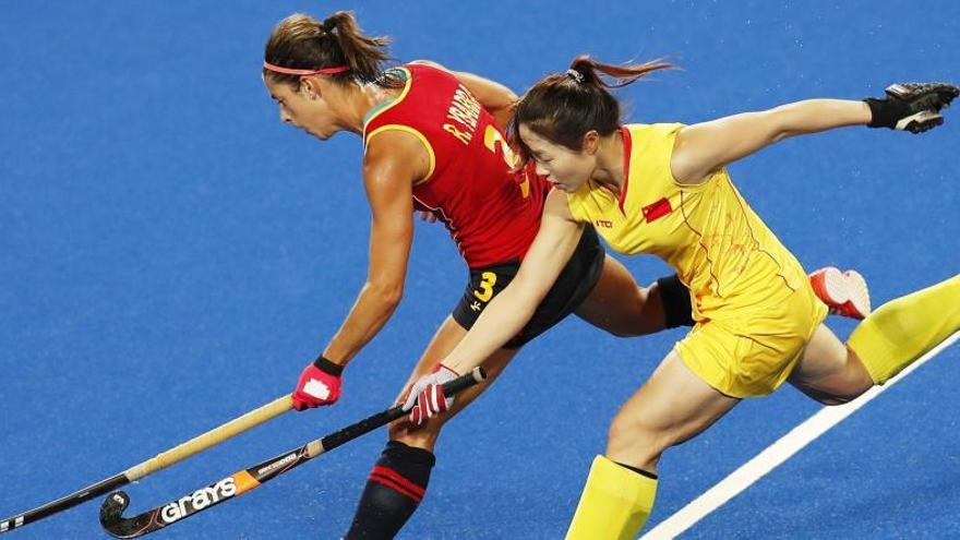 Ybarra contra Yang en el partido de hockey.