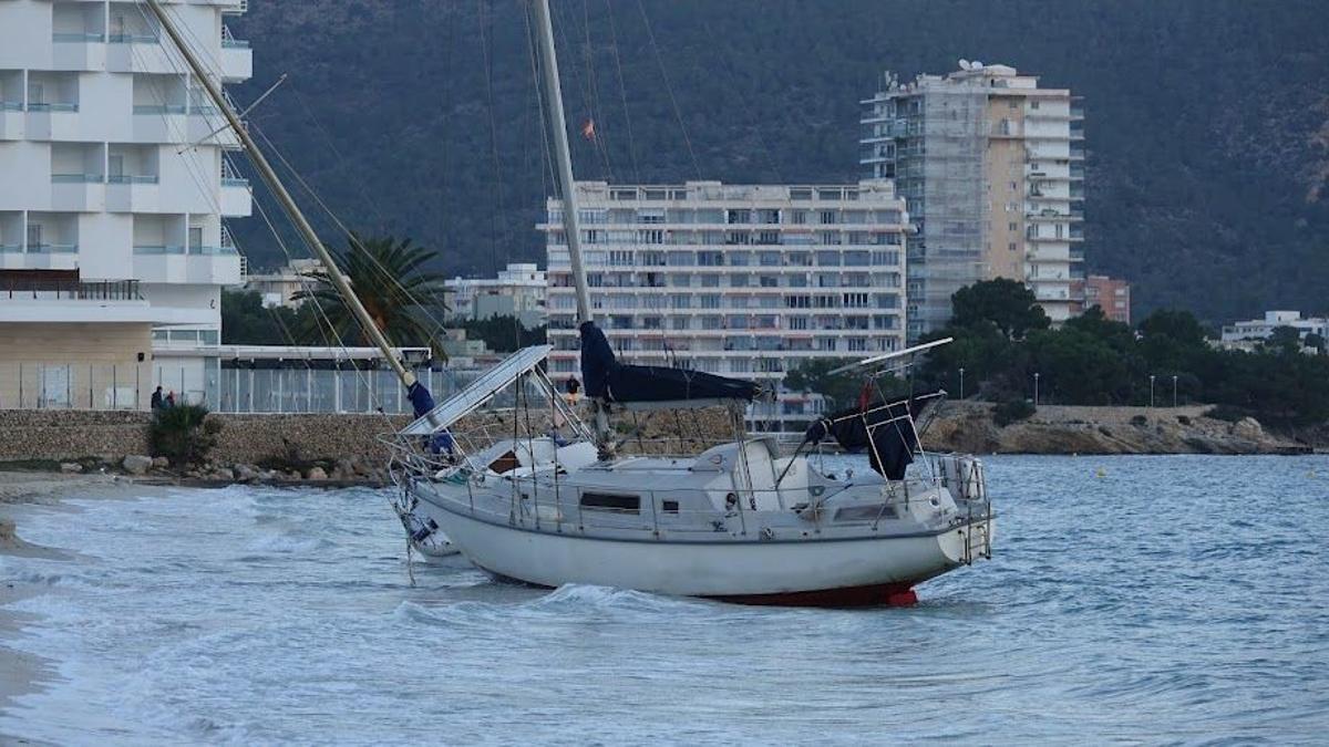 Eines der auf Grund gelaufenen Boote am Strand von Son Maties.