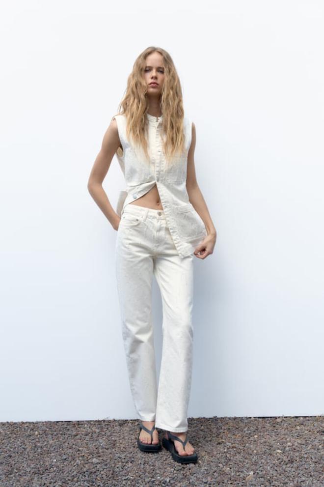 Vaqueros blancos con detalles bordados de Zara