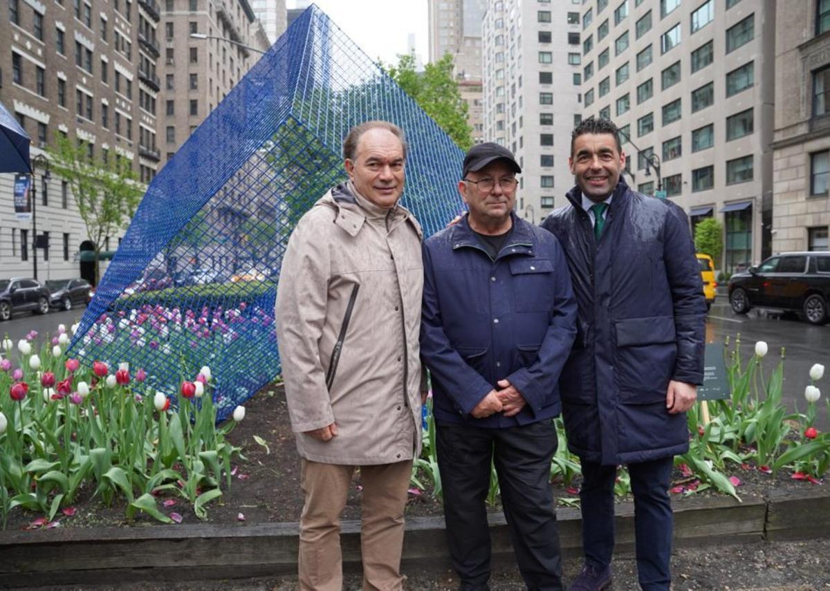 El artista cambadés, entre José Crespo (i.) y Luis López. | FDV