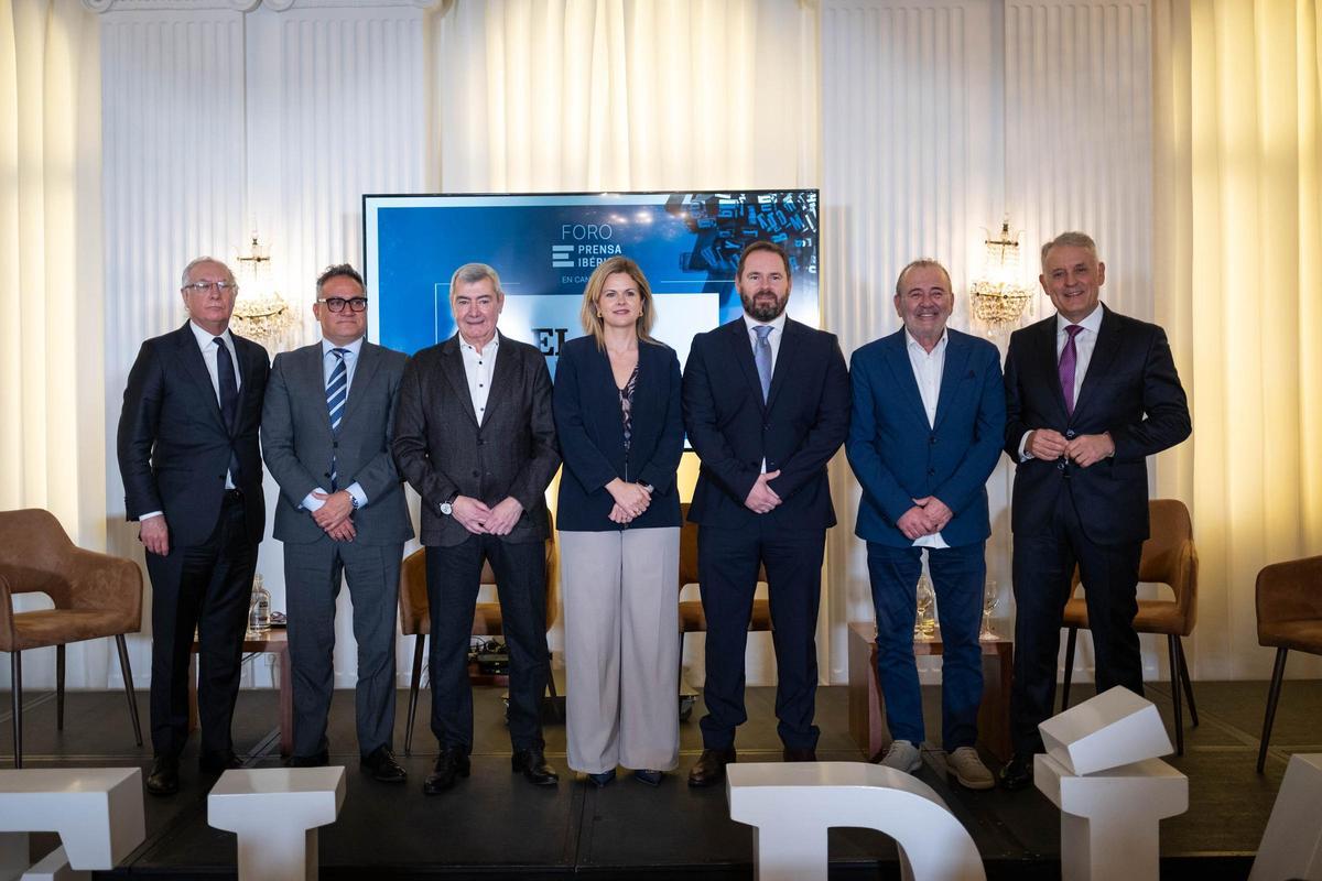 Foto de familia de Francisco Asís Sánchez (CSM), Carlos Delgado (Prensa Ibérica), Abbas Moujir (Fauca), Elena Vela (CEOE-Tenerife), Juan Antonio Jiménez (Femete) Juan Carlos Betencor (Femepa) y José González (Femete)
