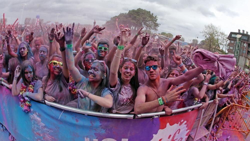 Miles de "corredores" participan en una nueva edición de la Holi Run en Vigo