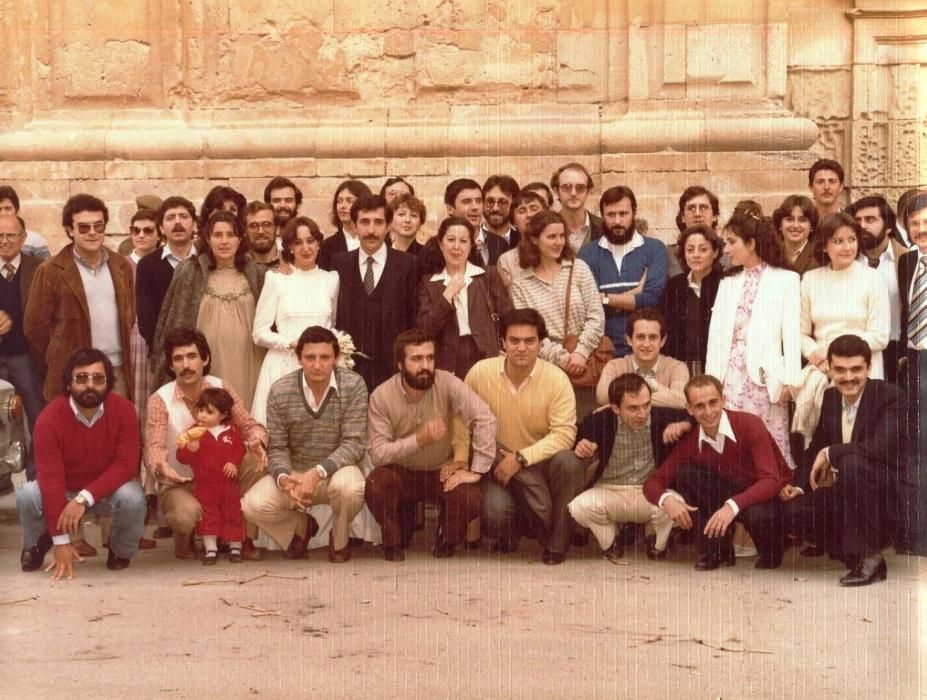 Boda de María del Carmen Castaño con Miguel Ors, el 3 de abril de 1982. Entre los amigos, un concejal del PP -uno solo-, dos concejales del PSOE, un coordinador de Izquierda Unida, varios candidatos y candidatas de Unitat del Poble Valencià, un sexólogo, un cura -rojo-, un oncólogo y profesores, médicos, filosófos, filólogos, historiadores, economistas... Todos más o menos de la quinta del 55, 56, 57 y 1958.