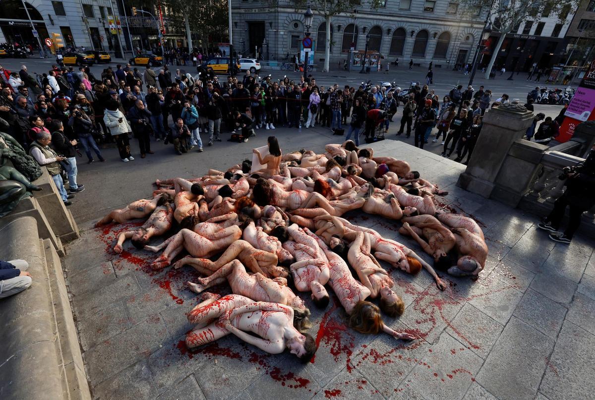 ADVERTENCIA: IMÁGENES SENSIBLES │Activistas se manifiestan en Barcelona por los derechos de los animales y contra el uso de pieles o cueros