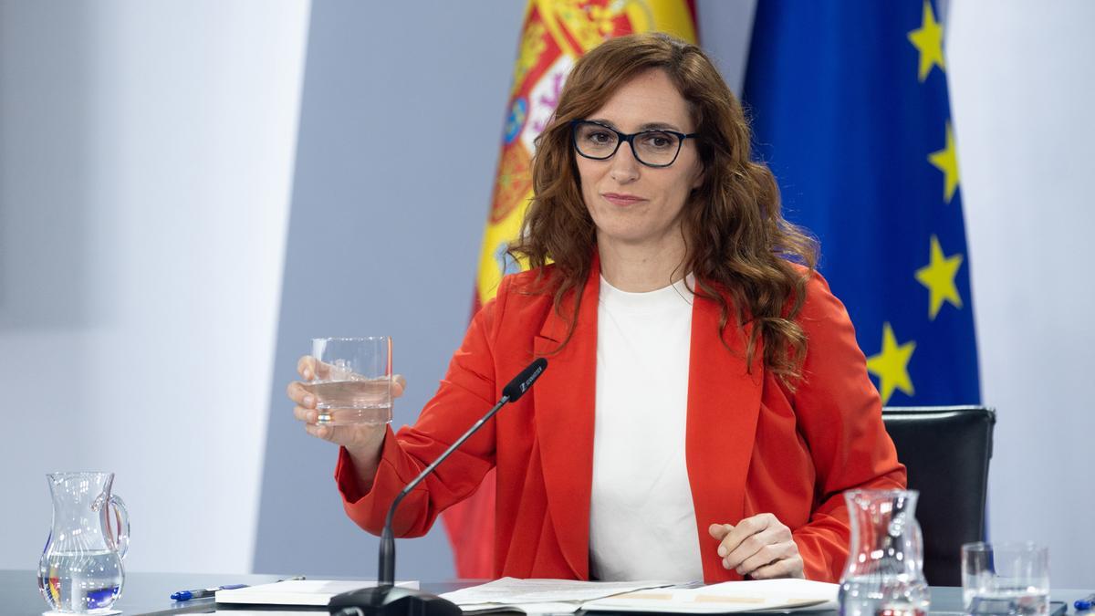 La ministra de Sanidad, Mónica García, durante una rueda de prensa posterior a la reunión del Consejo de Ministros, en el Palacio de la Moncloa, a 30 de enero de 2024, en Madrid (España).