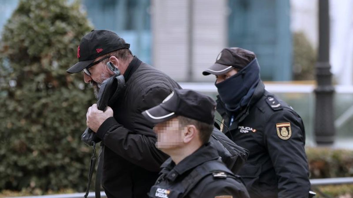 Koldo García llega a la Audeincia Nacional entre policías el 22 de febrero de 2024.