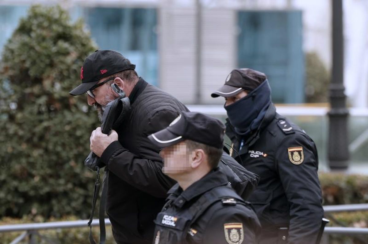 Koldo García llega a la Audeincia Nacional entre policías el 22 de febrero de 2024.
