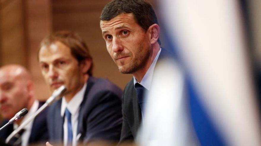 Francesc Arnau y Javi Gracia, durante el acto de renovación del técnico navarro.