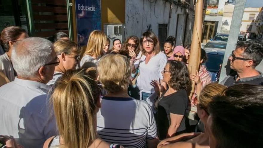 Padres de la Academia Altabix ayer con Tudi Torró y Patricia Macià.