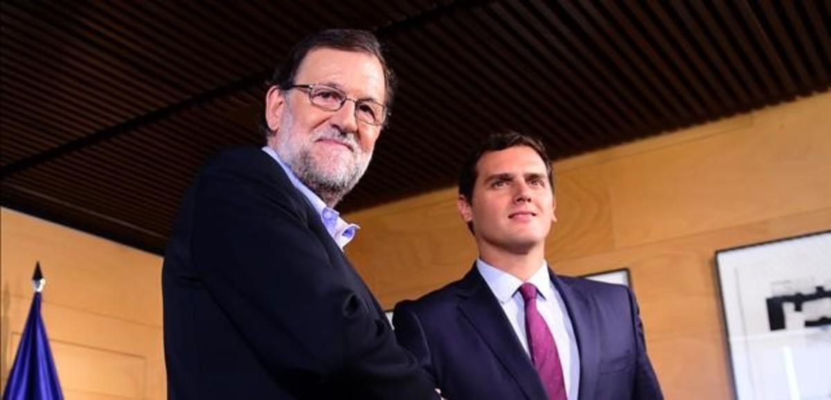 ialvarez35191346 spanish prime minister mariano rajoy  l  and leader of cente160819170353