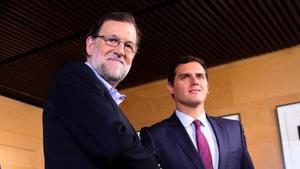 Mariano Rajoy y Albert Rivera posan tras un encuentro en el Congreso, en Madrid el 18 de agosto. 