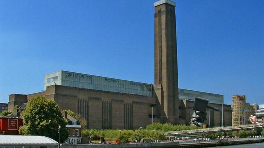 Un adolescente tira a un niño desde el décimo piso del museo Tate Garden de Londres