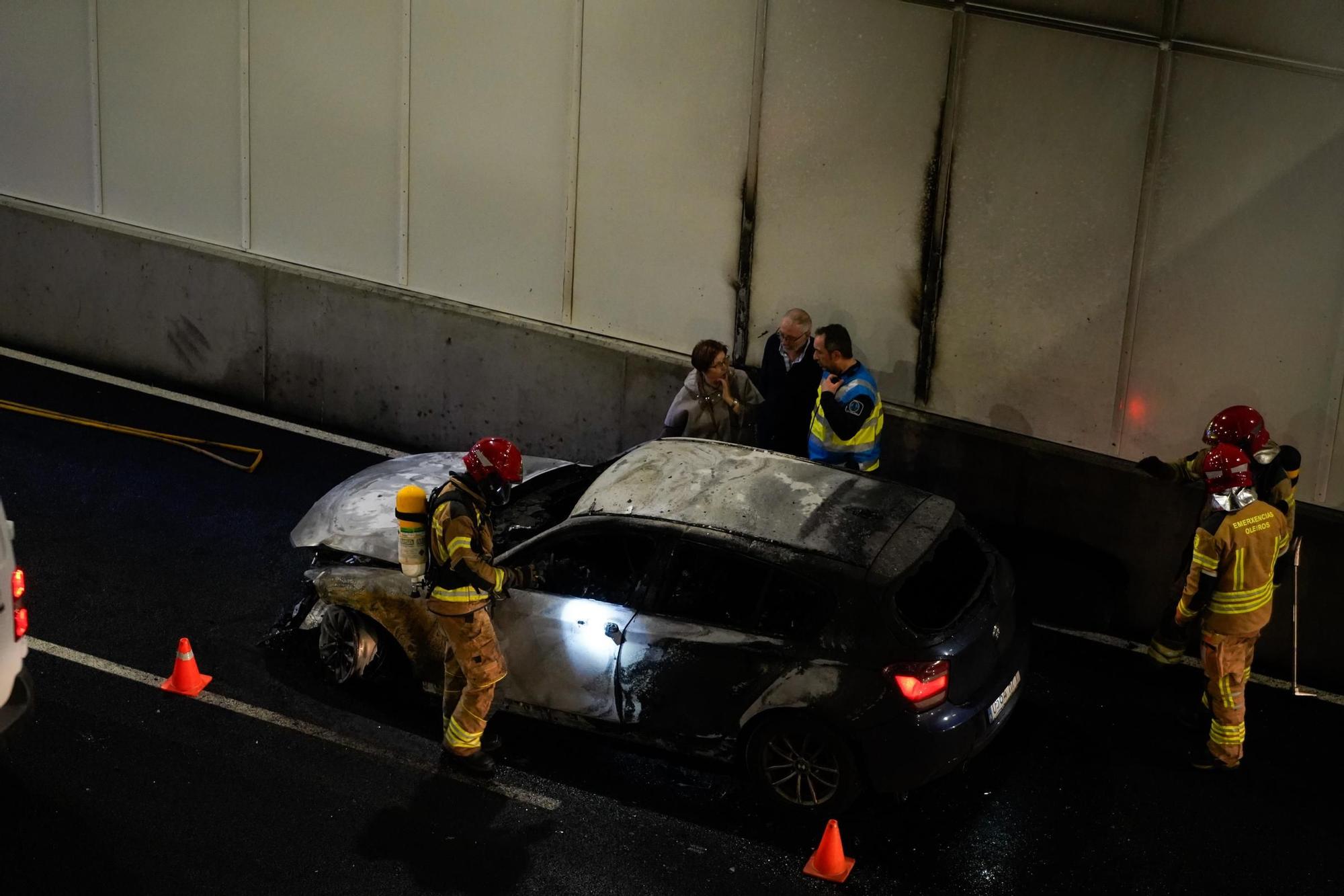 Retenciones al cortar al tráfico el túnel de Sol y Mar en Perillo por el incendio de un vehículo