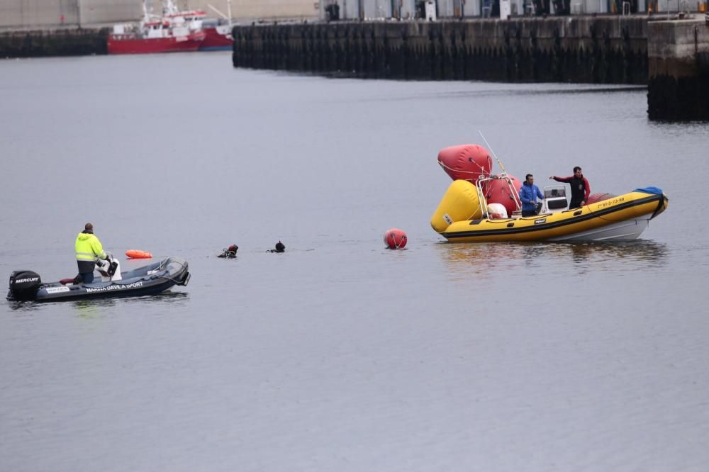 Un coche cae al mar en Vigo