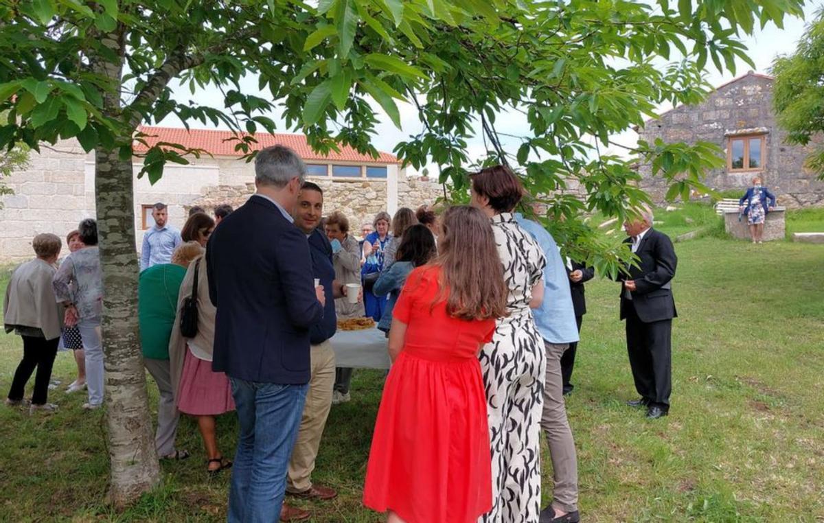 Tradicional aperitivo con el párroco Las fiestas de San Vicente de O Grove suelen incluir la degustación de un aperitivo, ya sea en la Casa da Cultura o en el Horta do Cura. Volvió a suceder con motivo de la fiesta del Santísimo Sacramento, dándose cita un buen número de feligreses de la parroquia meca. Entre los protagonistas estaban el párroco, Juan Ventura Martínez Reboeiras, y las autoridades municipales, con el alcalde, José Cacabelos, a la cabeza. | PARROQUIA DE SAN VICENTE