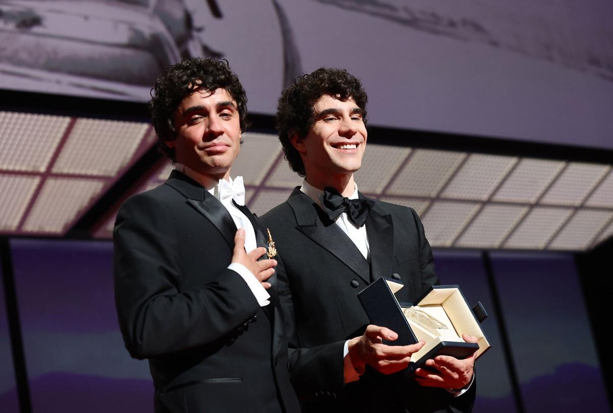 CANNES (France), 23/05/2026.- Javier Ambrossi (L) and Javier Calvo (R) accept the Best Director award for 'La Bola Negra' (The Black Ball) during the closing ceremony of the 79th annual Cannes Film Festival, in Cannes, France, 23 May 2026. The film festival runs from 12 to 23 May 2026. (Cine, Francia) EFE/EPA/TERESA SUAREZ