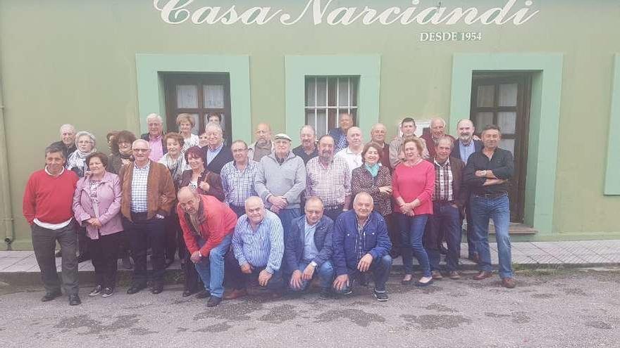 Los participantes en la comida, antiguos alumnos de la escuela rural de La Madera.