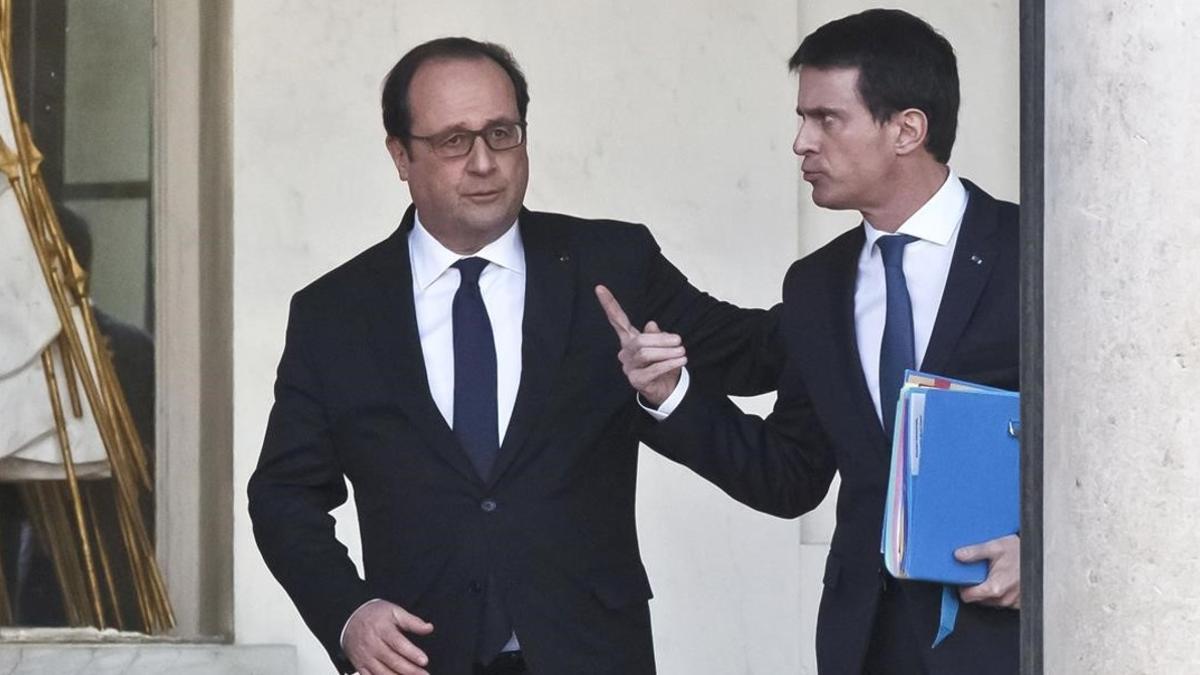 Hollande (izquierda) y Valls hablan tras una reunión ministerial en el Elíseo, en París, el pasado 10 de febrero.