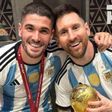 De Paul posa con Messi tras ganar el Mundial