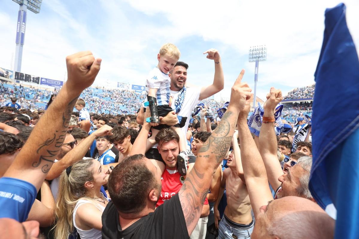 Los jugadores celebrando en el ascenso en el campo