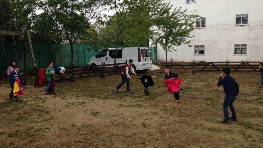 Un grupo de niños disfruta de una particular corrida de toros.