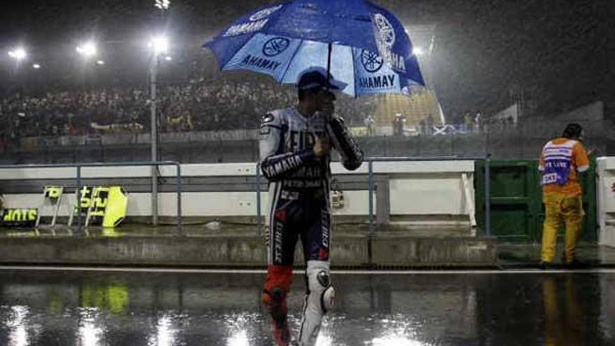 Jorge Lorenzo se protege de la lluvia de ayer