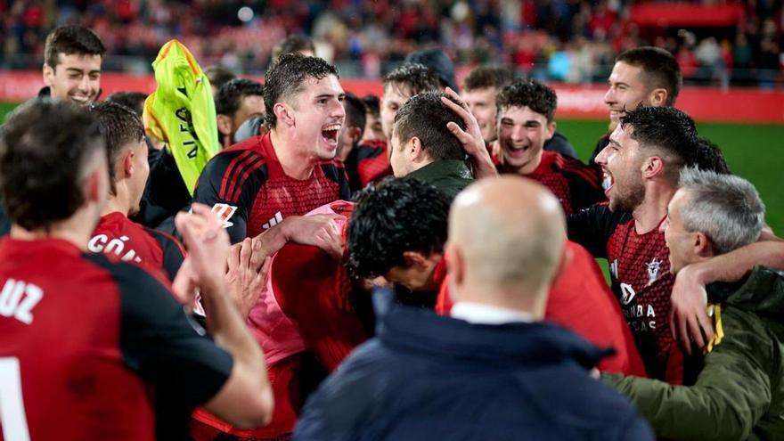 Panichelli, en el centro, celebra con sus compañeros del Mirandés. | CD Mirandés