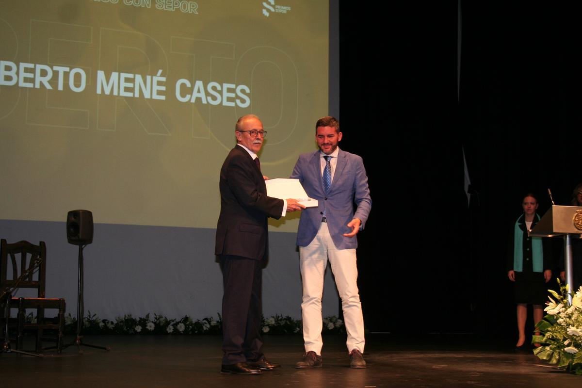 Alberto Mené Cases fue distinguido por su compromiso con Sepor, un premio que recogía su hijo, Enrique Mené, del consejero de Agricultura y Ganadería, Antonio Luengo.