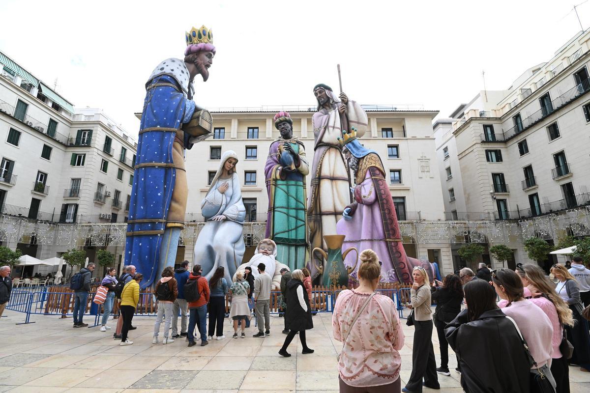 La plaza del Ayuntamiento de Alicante durante esta Navidad con el belén gigante.