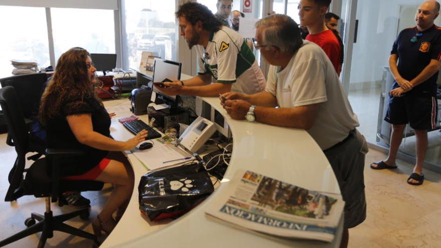 Silvia, una de las empleadas del Elche atendiendo a aficionados en la puerta principal