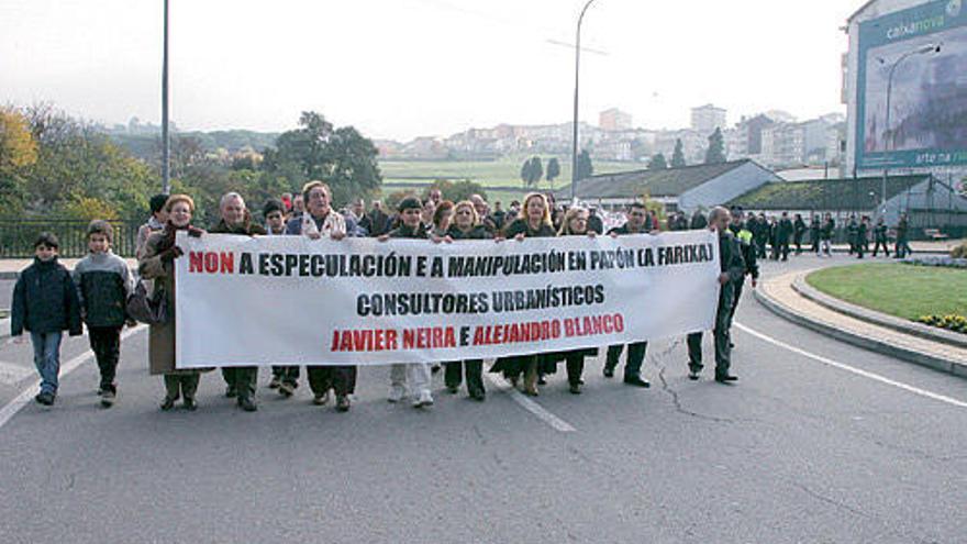 Más de un centenar de vecinos de Papón protestan contra dos técnicos municipales