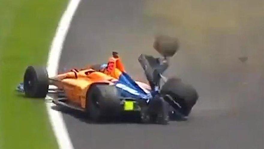 Alonso acaba contra el muro en los libres de las 500 Millas