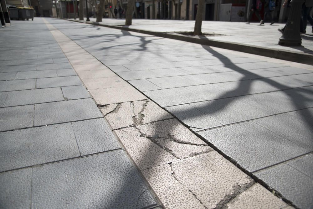 600 rajoles trencades al passeig de Pere III de Manresa.