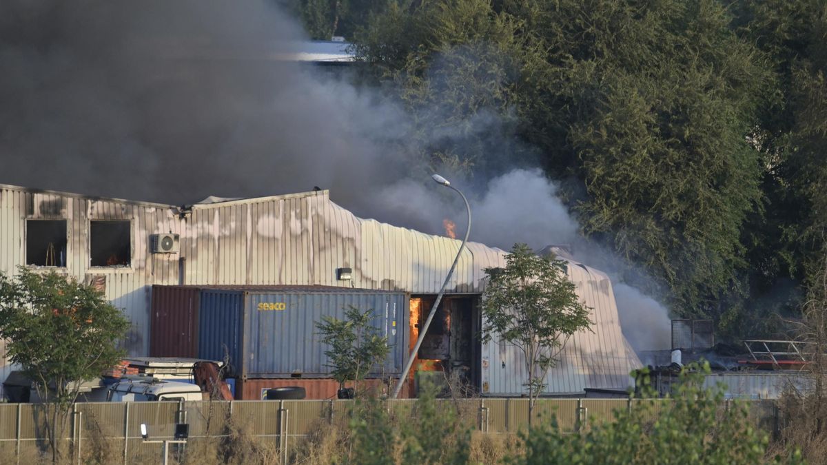 Incendio en una empresa de baterías de litio y de pilas en Azuqueca de Henares (Guadalajara).
