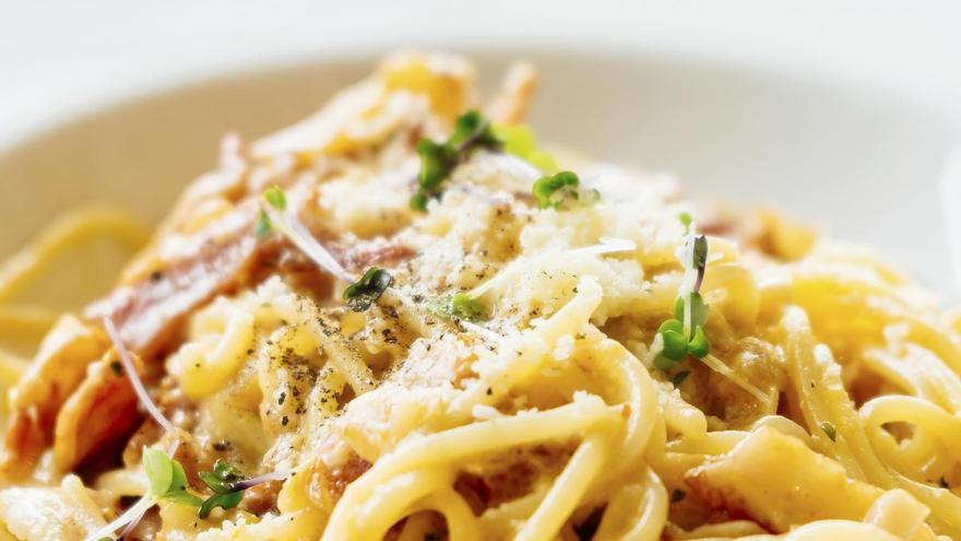 RECEPTA | Espaguetis amb bastonets de pollastre cruixents