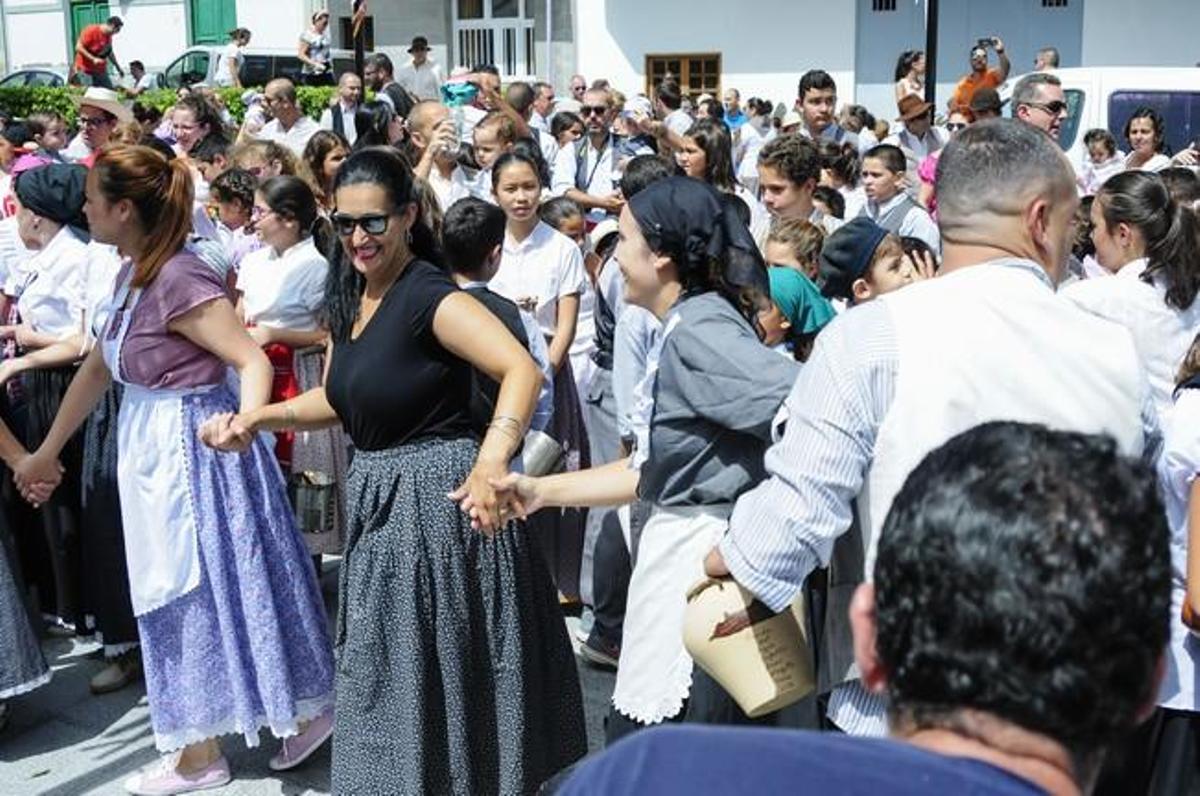 Traida Infantil del Agua de Lomo Magullo 2016 Traida Infantil del Agua de Lomo Magullo 2016
