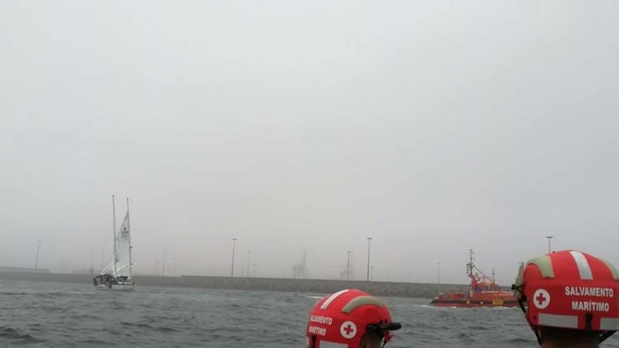 Emergencia junto a El Musel: rescatan un velero inglés a la deriva entre el oleaje y la niebla