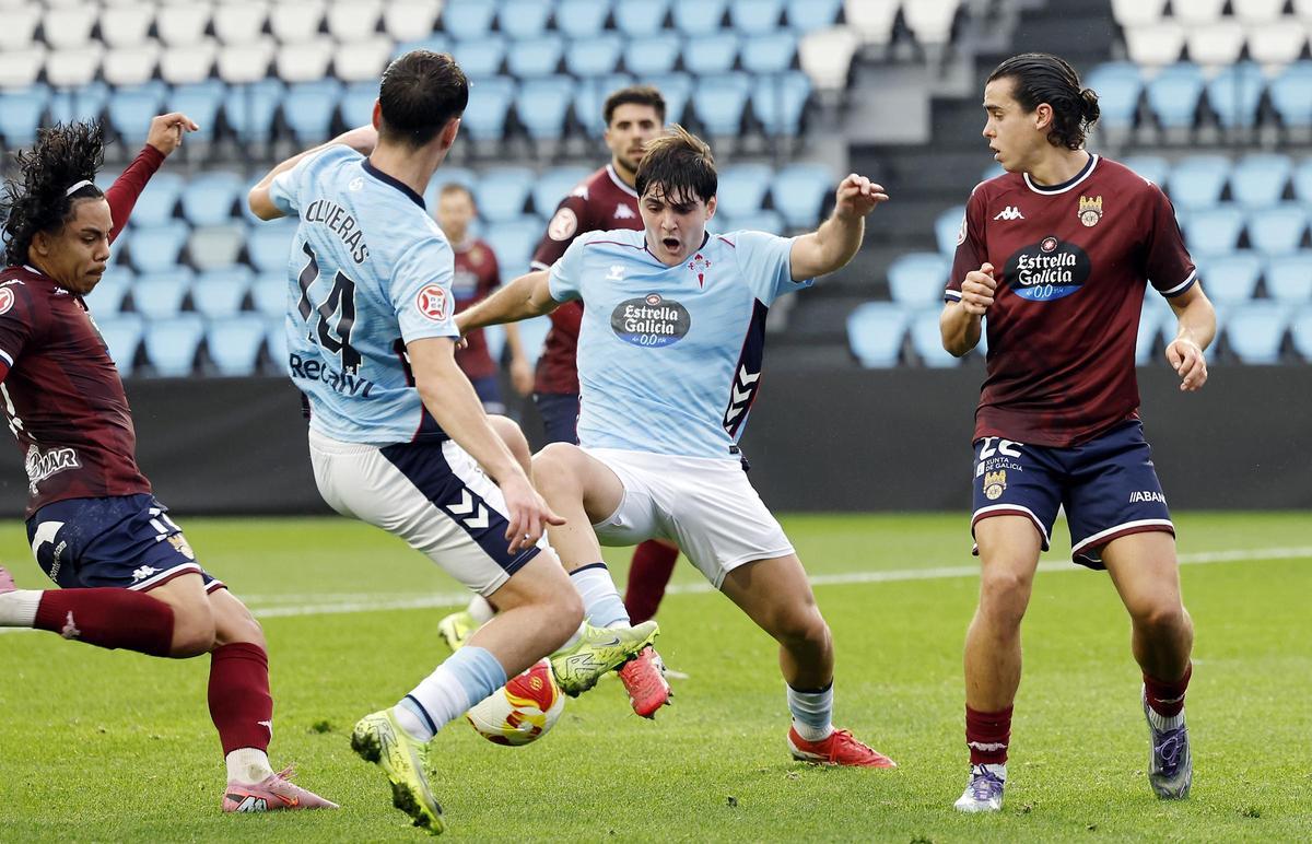 Un lance entre jugadores del Celta Fortuna y el Pontevedra durante el partido en Balaídos