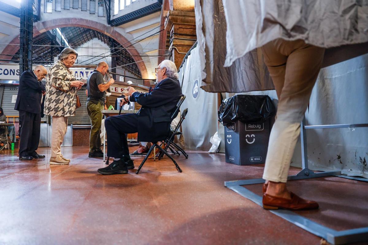 Jornada electoral en el mercado de Galvany de Barcelona