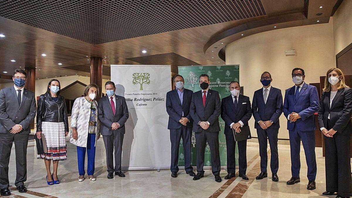 Por la izquierda, el consejero Enrique Fernández, Paula Rodríguez, de Cafento, y su madre, Sara Peláez; el alcalde de Oviedo, Alfredo Canteli; Carlos Manuel Rodríguez, primer ejecutivo de Cafento; Marcelino Marcos, presidente de la Junta; Pablo Junceda, director general del Sabadell-Herrero; Jorge Suárez, presidente de Aefas; Julio González Zapico, director general de Comercio, y Eva Pando, directora general del Idepa.