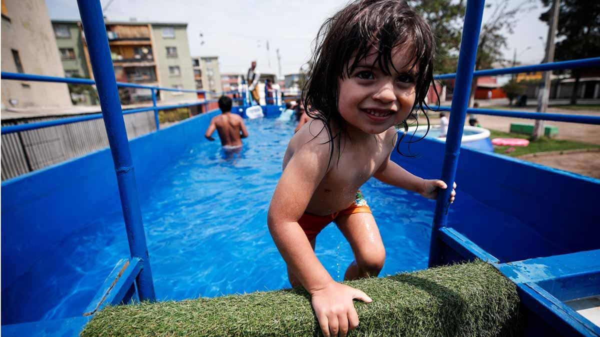 Una piscina móvil, el mejor remedio para el caluroso verano en Chile.