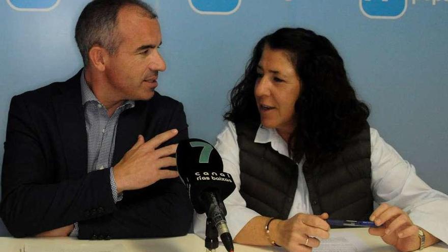 Elena Suárez y Alfonso González Gallego, ayer, en rueda de prensa. // Iñaki Abella