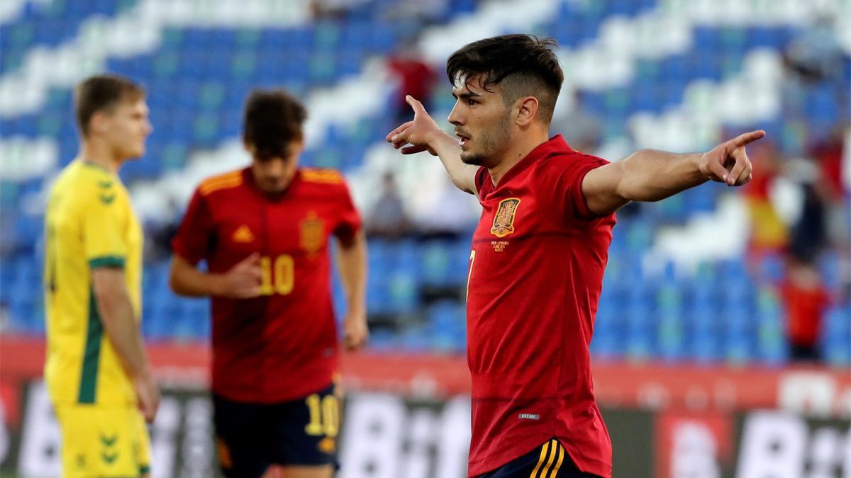 Brahim celebra un gol en el partido que jugó con la selección absoluta ante Lituania