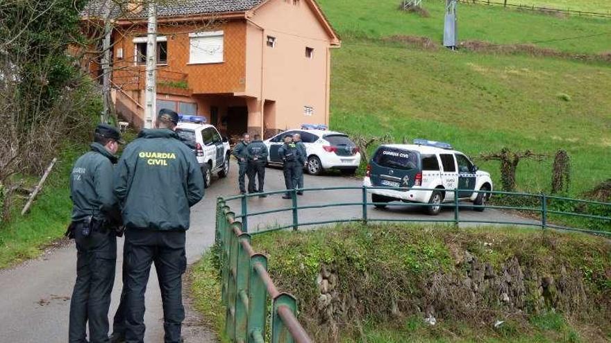 Guardia Civil ante la casa del desaparecido en Llano.