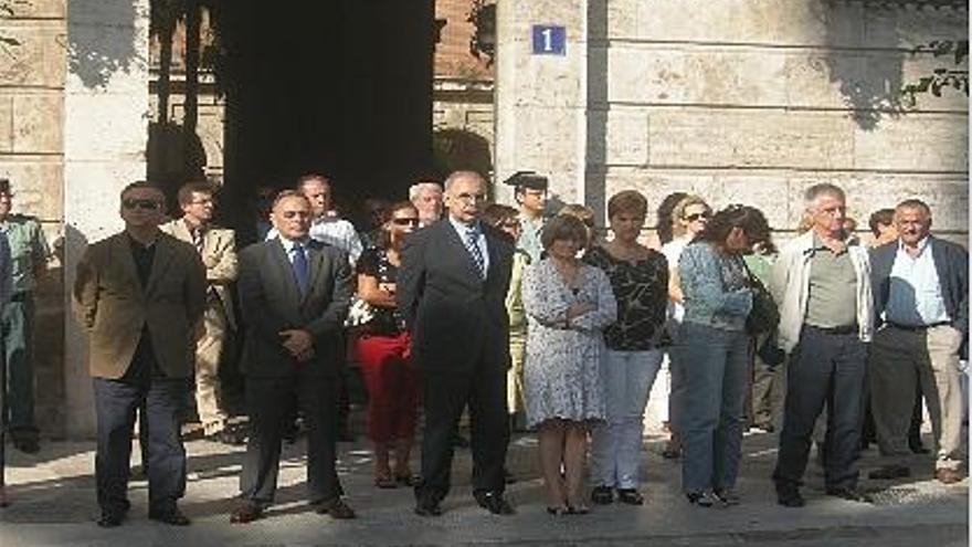 Minuto de silencio guardado ayer ante la Delegación del Gobierno por el crimen de San Fulgencio.