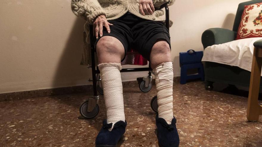 Una mujer de 93 años espera 6 horas en el hospital, orinada y sin comer, a una ambulancia que no llega en Valencia