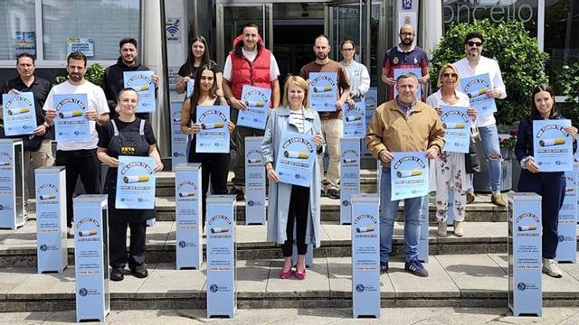 El gobierno local y hosteleros junto a los contenedores de colillas. | D.P.