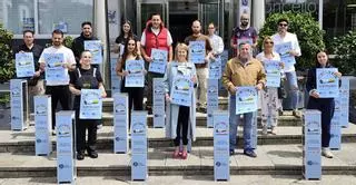Salceda implica a la hostelería contra las colillas entregando contenedores