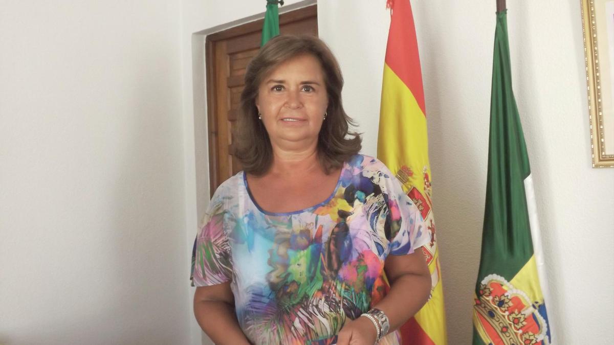 La alcaldesa de Palomares, Lola Rodríguez, en su despacho durante la entrevista con El Correo de Andalucía. / A. P.